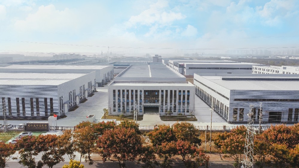 車間內火花四濺，細心非凡才能鑄就每一件精品！