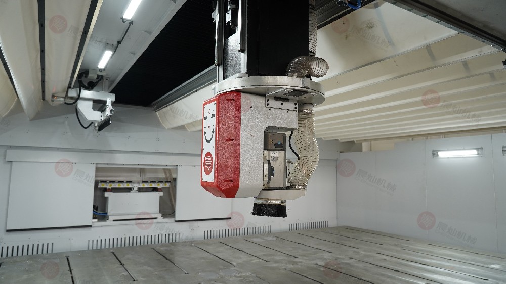 FC5030全封閉式高速五軸龍門加工中心_五軸頭_側面特寫_白天__實拍__橫屏__TP05698.JPG