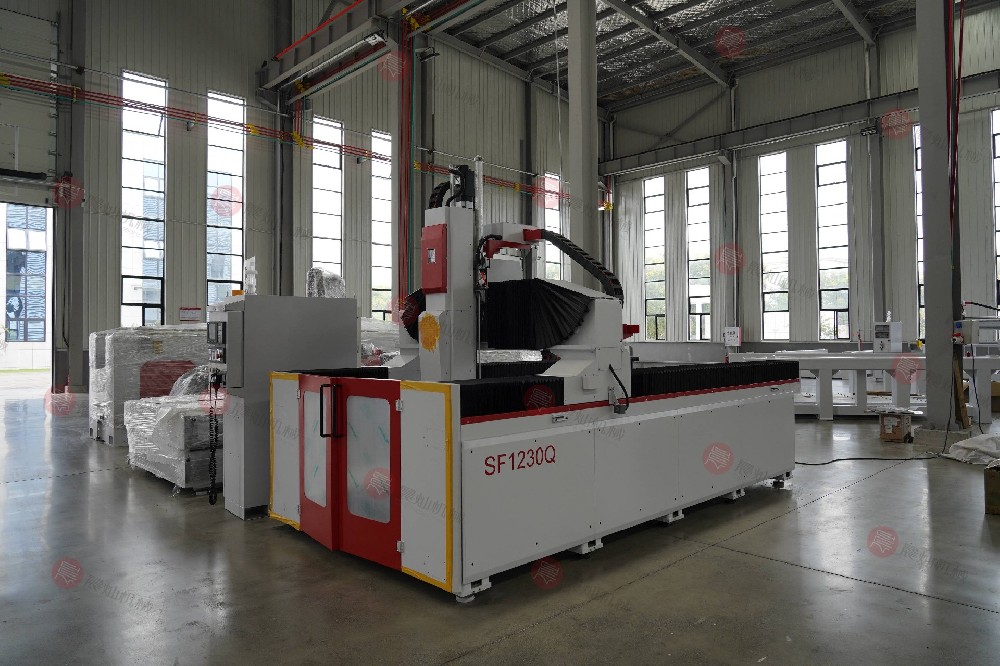 SF1230Q 三軸木模加工中心_右前視圖_全景__實拍__橫屏__TP00900.jpg