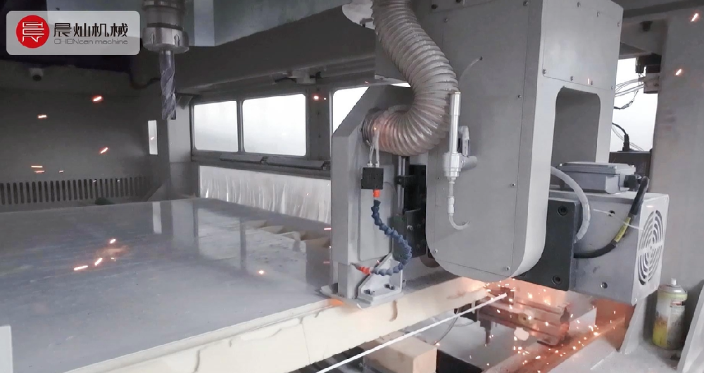 冷藏車(chē)/房車(chē)專(zhuān)用！晨燦廂板加工中心——高精度泡沫夾芯板專(zhuān)家！