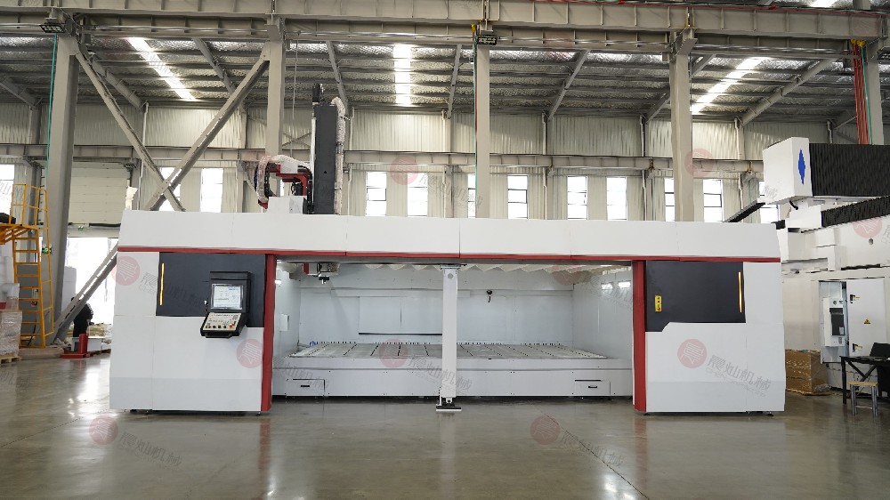 FC5030全封閉式高速五軸龍門加工中心_開門_正面近景_白天__實拍__橫屏__TP05789.JPG