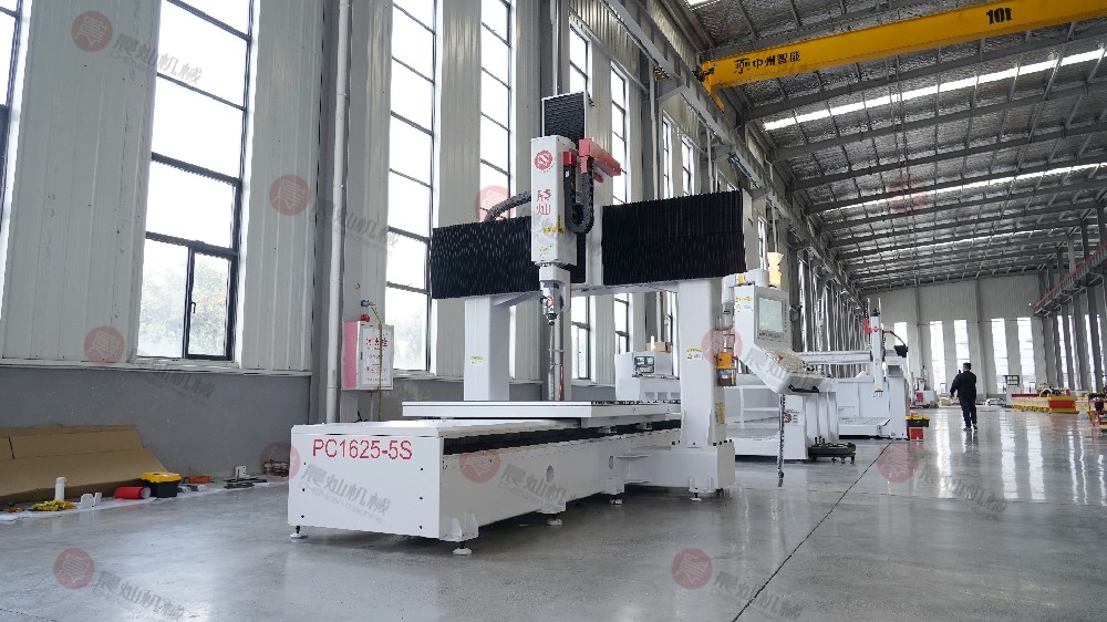 PC1625-5S定梁動臺五軸龍門加工中心_右前視圖_側(cè)面中景_白天__實拍__橫屏__TP05669.JPG