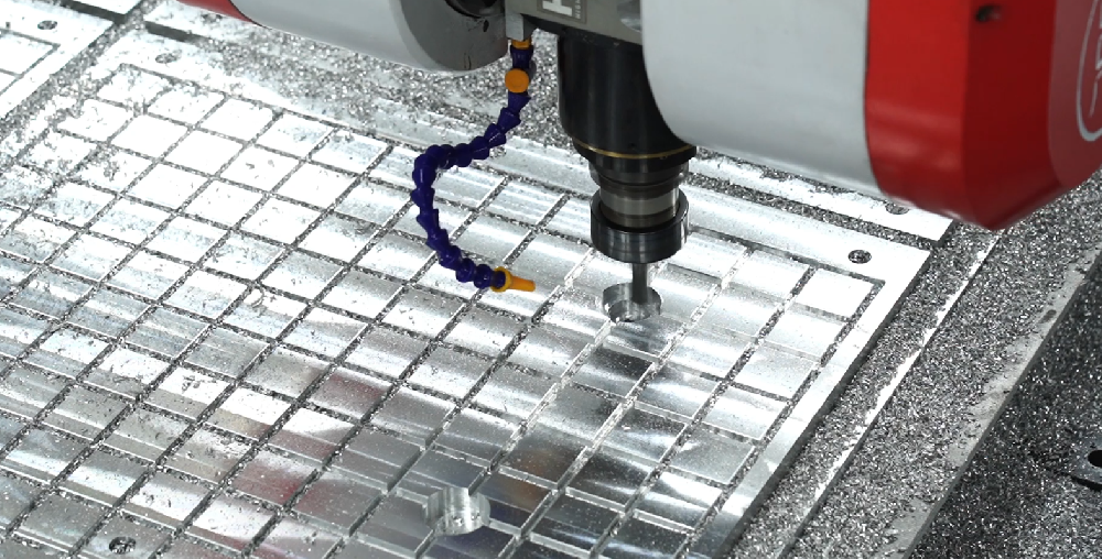 高精五軸，鋁型材銑孔一氣呵成，千錘百煉只為一刀到位的驚艷！