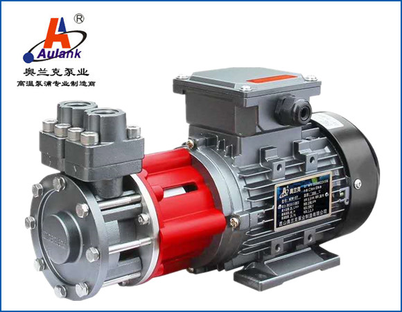 泵浦簡介：該款泵浦為磁力驅動式超高溫旋渦泵，移送循環(huán)介質為不含顆粒、纖維的液體（水、導熱油、乙二醇）等。泵浦外觀精美、振動小、噪音低、應用于循環(huán) 350℃以內高溫導熱油，循環(huán) 180℃以內熱水。2.應用領域：精密超高溫模溫機、皮革滾輪加熱設備、反應釜保溫等行業(yè)。