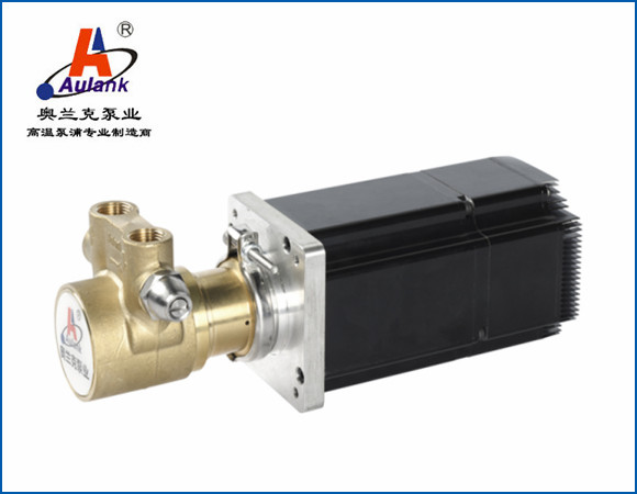 VP 系列葉片泵主要由增壓室、葉片、轉子、泵體、電機等部件組成，可根據使用需求，選配不銹鋼、黃銅作為泵體材質；單相、三相、防爆、變頻作為驅動電機。循環介質為不含顆粒、纖維的水、乙二醇、甲醇、導熱油等。產品具有可自吸、高揚程、小流量、結構精密、體積小、噪音低、外觀精致等特點。2.應用領域：適用于激光設備冷卻、等離子切割機、X 射線和醫用激光冷卻系統、實驗室設備冷卻循環、高壓清洗設備、反滲透系統等領域。