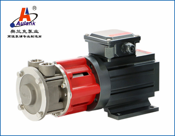 該款泵浦為磁力驅(qū)動(dòng)式超高溫旋渦泵，移送循環(huán)介質(zhì)為不含顆粒、纖維的液體（水、導(dǎo)熱油、乙二醇）等。泵浦外觀精美、振動(dòng)小、噪音低、應(yīng)用于循環(huán) 350℃以內(nèi)高溫導(dǎo)熱油，循環(huán) 200℃以內(nèi)熱水。